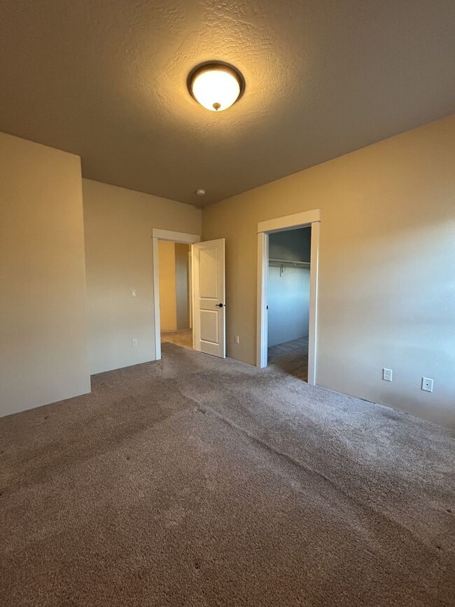 Building Photo - 3 Bedroom 2 Bath Townhome with Attached Ga...