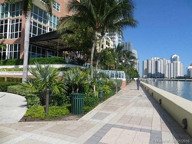 Building Photo - 1155 Brickell Bay Dr