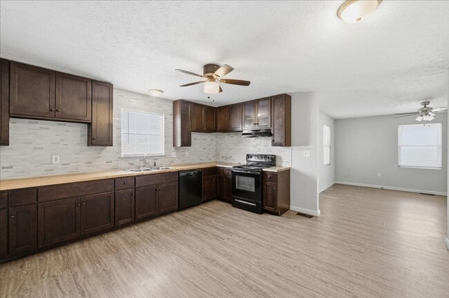 Building Photo - 2819 N Gladstone Ave