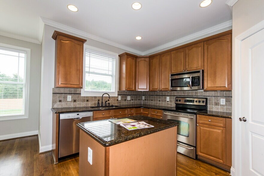 Building Photo - 8638 Castle Cliff Dr