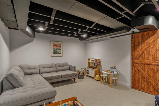 Building Photo - 811 Hiawatha Dr