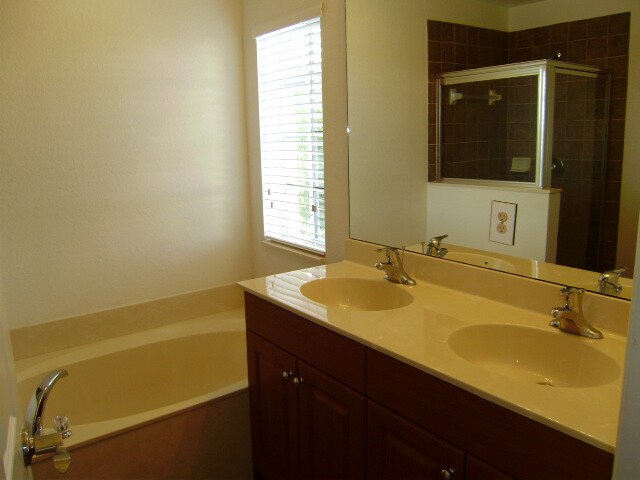 Building Photo - 2026 Nassau Dr