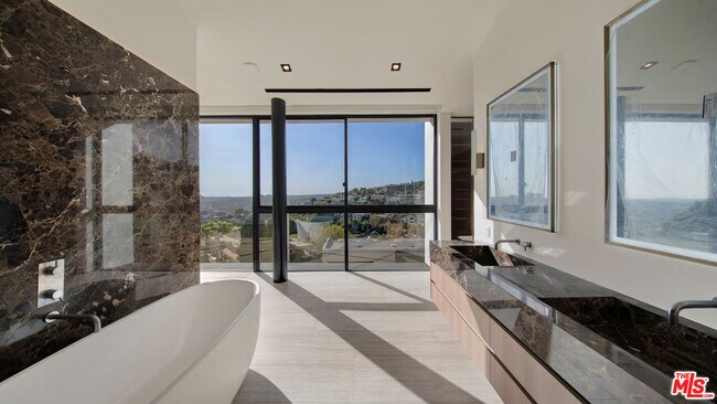 Building Photo - 8765 Hollywood Blvd