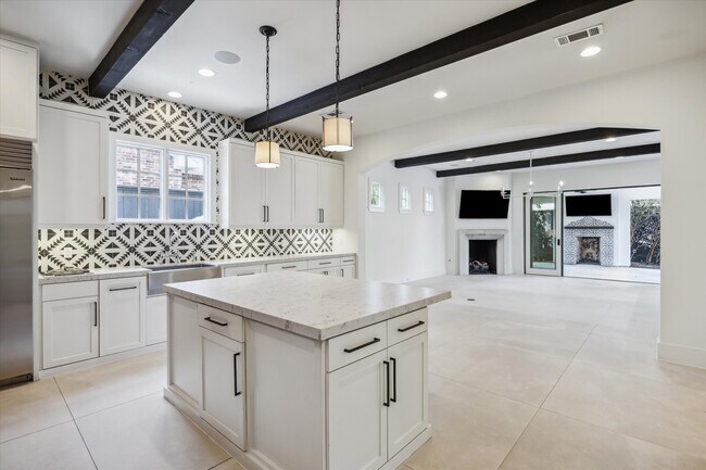 Building Photo - 3214 Westheimer Rd