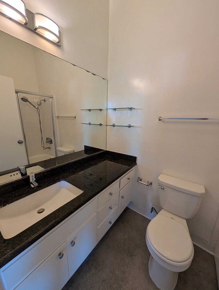 Building Photo - 11936 Darlington Ave