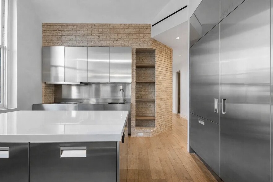 Building Photo - 640 Broadway