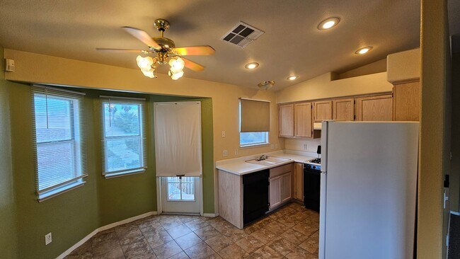 Building Photo - Adorable Condo in Summerhills Community!