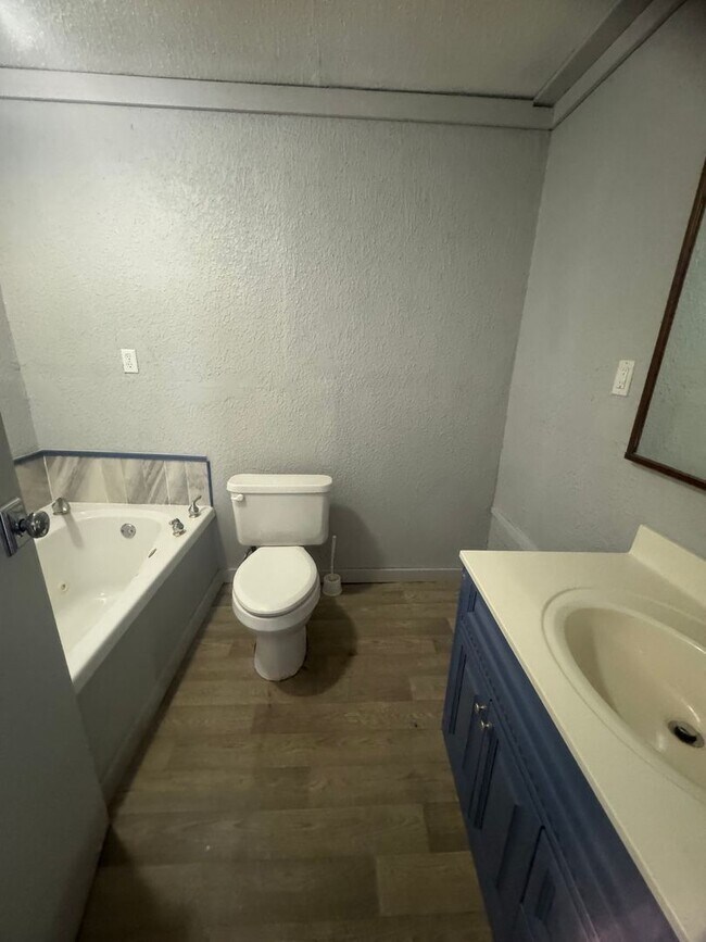 Building Photo - Remodeled 3 bedroom 1 bath home available ...