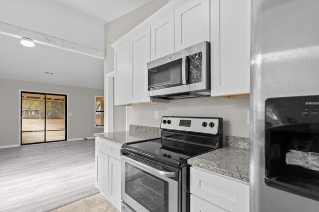 Building Photo - 1042 Mainstreet Lake Dr