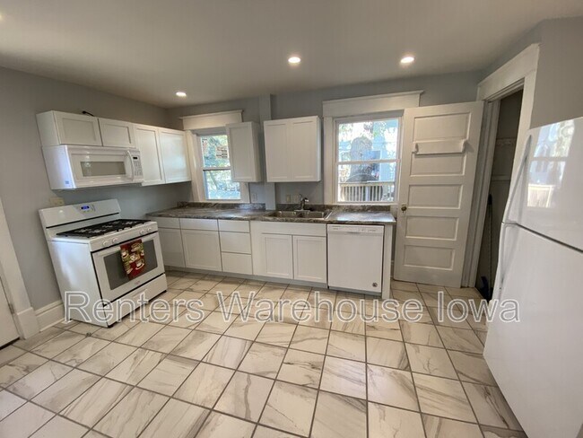 Building Photo - 1622 E 8th St