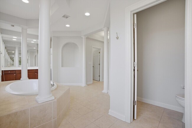 Building Photo - 1891 Admiral Ct