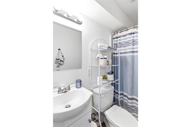Building Photo - "Spacious 3-Bed Oasis with Fireplace & Modern Vinyl Touches in Ogden"