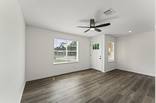 Building Photo - 5535 Lakefield Dr