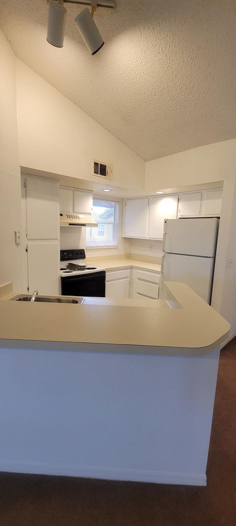 Building Photo - Venetian place two bedroom Condo