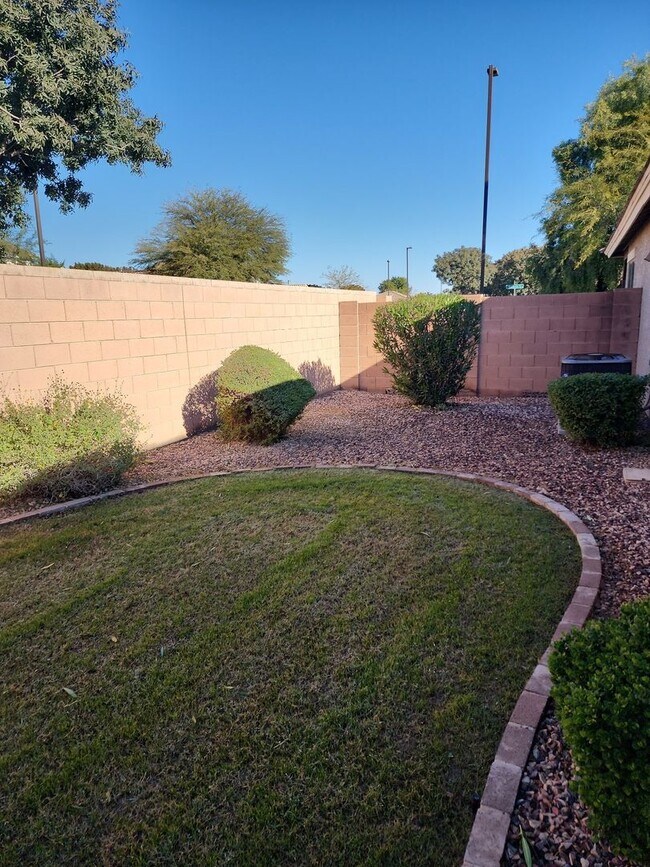 Building Photo - 3-Bedroom / 2-Bathroom Home with Attached ...