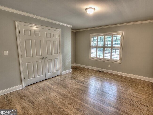 Building Photo - 5575 Lake Forrest Dr NW
