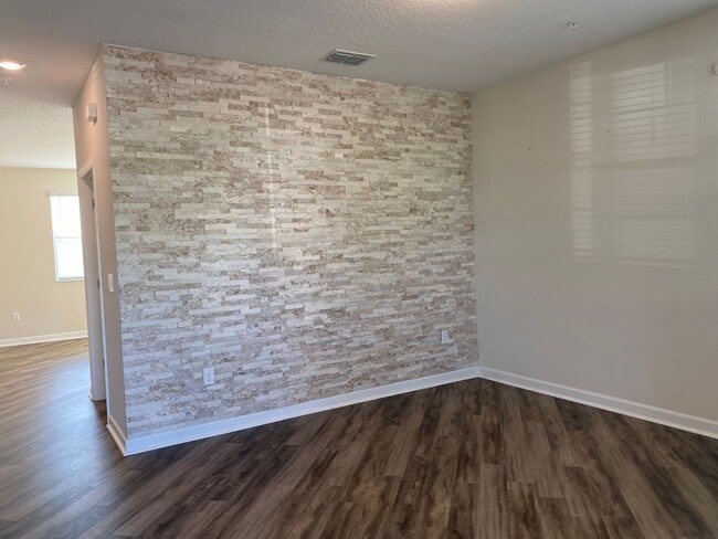 Building Photo - STOREY PARK - 3BR/2.5BA TOWNHOME WITH 2 CAR GARAGE