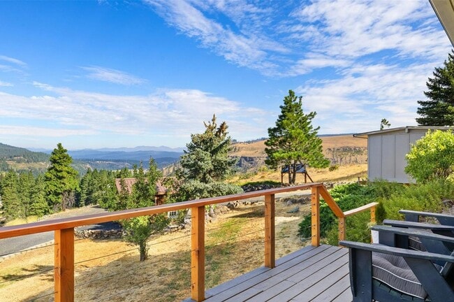 Building Photo - Spectacular Views Close to I-90!