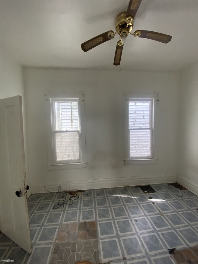 Building Photo - 3 br, 1 bath House - 2216 Northeast Monroe...