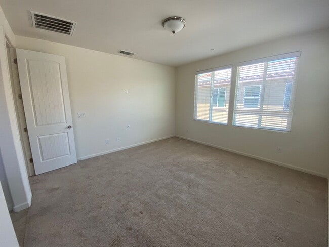 Building Photo - 3 Bedroom 3 Bathroom Home with Open Floor ...