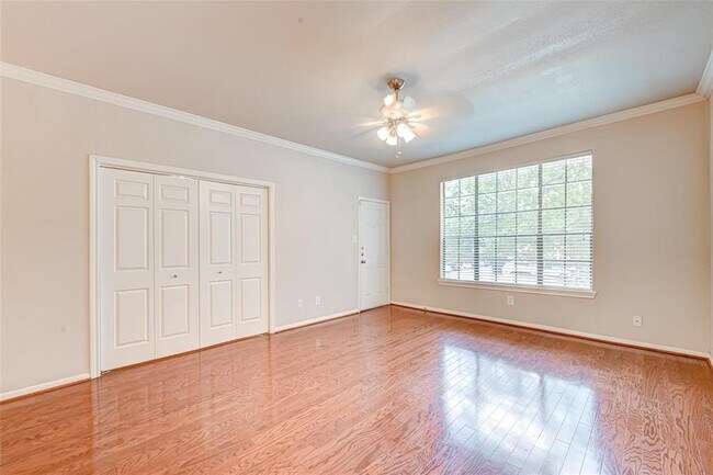 Building Photo - 2255 Braeswood Park Dr
