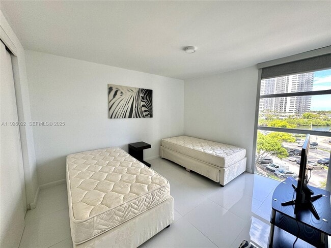 Building Photo - 3731 N Country Club Dr