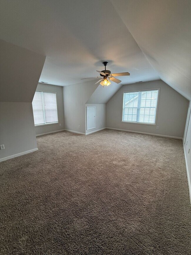 Building Photo - Cute 3 Bed 2.5 Bath Home with Bonus Room