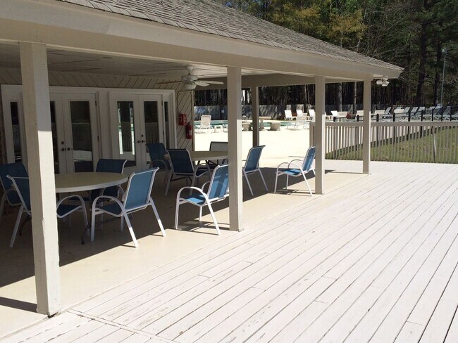 Building Photo - Serene 2-Bed Oasis in North Charleston – Lush Surroundings & Modern Comforts