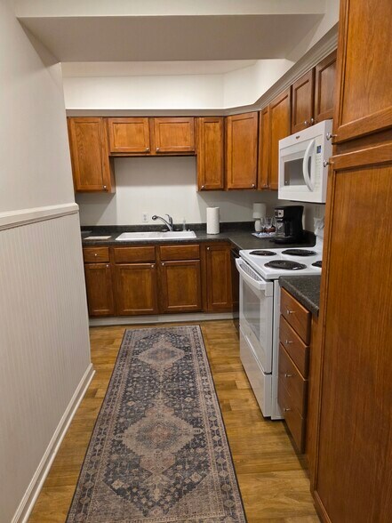 Building Photo - 161 Melrose Ave