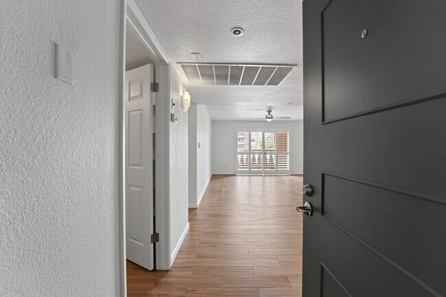 Building Photo - Welcome to this fabulous 2-bedroom, 2-bathroom condo in the heart of South Scottsdale!