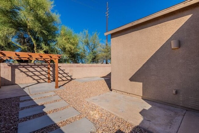 Building Photo - Bright & Inviting Tucson Home Near Davis-M...