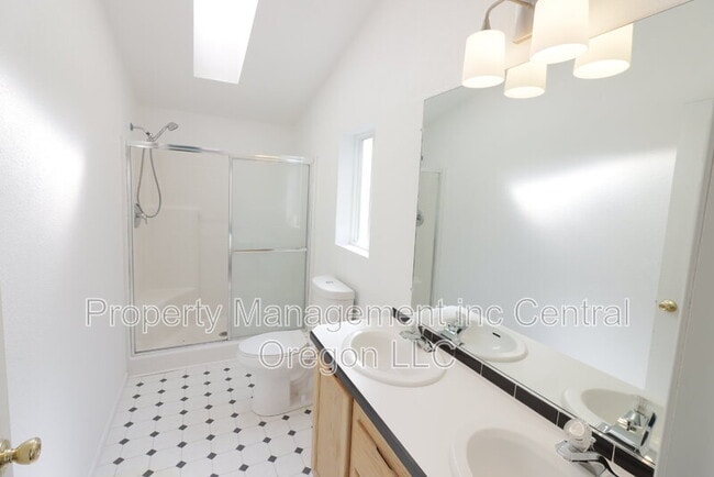 Building Photo - 15550 Rim Dr