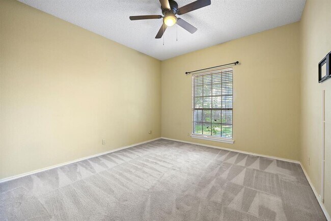Building Photo - 2414 Mockingbird Dr