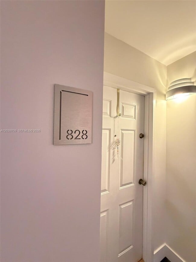 Building Photo - 540 Brickell Key Dr