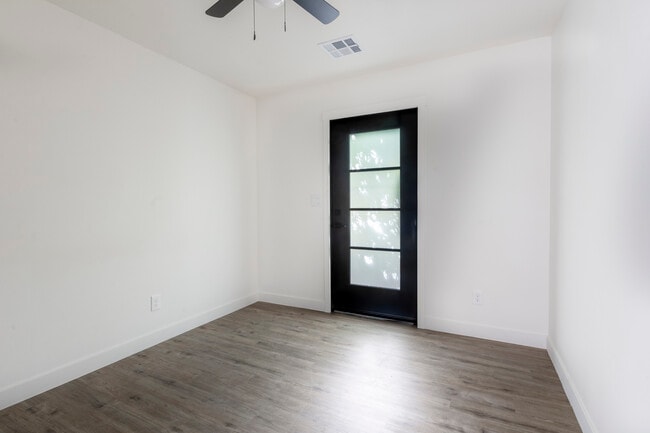 Building Photo - 1324 E Hall St