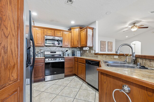 Building Photo - Conveniently located 3 Bedroom with 2 Car Garage