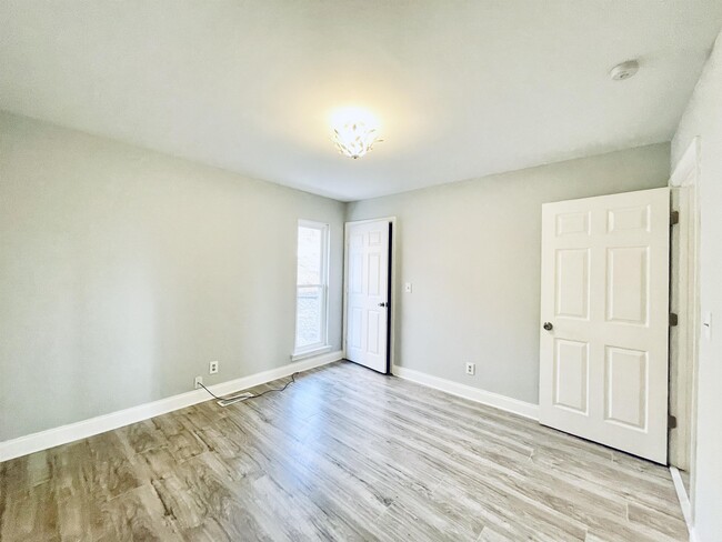 Building Photo - 555 Benson Dr