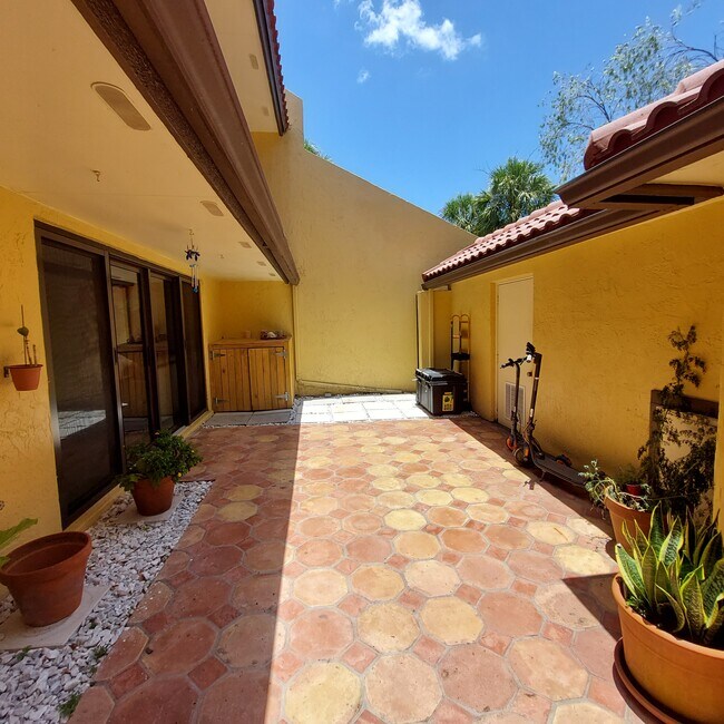 Building Photo - 3871 Alcantara Ave