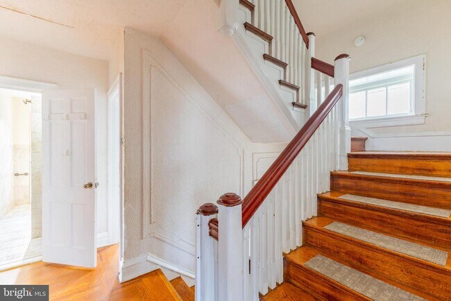 Building Photo - 2216 Georges Ln
