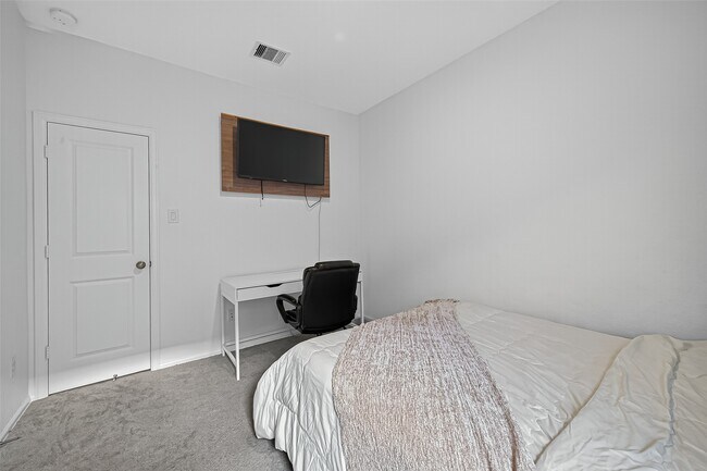 Building Photo - 27222 Woodridge Gln Dr