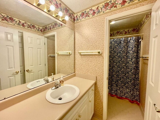 Building Photo - Spacious 3-Bedroom Nest with 2.5 Baths And...
