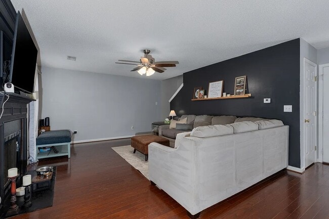 Building Photo - Spacious home located in the beautiful and...