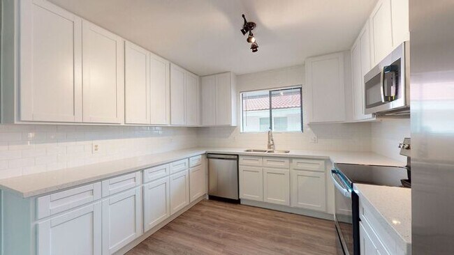 Building Photo - 3 bedroom 2 bath home situated on the Golf Course!