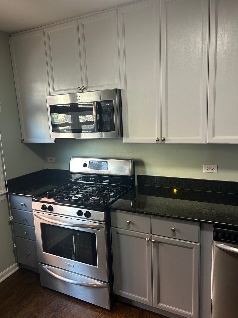 Building Photo - 1538 W Chase Ave