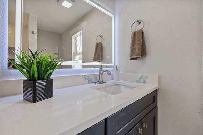 Building Photo - "Charming 2-Bedroom Bungalow in Tampa's Vibrant Heart – Cozy 796 Sq Ft Retreat!"