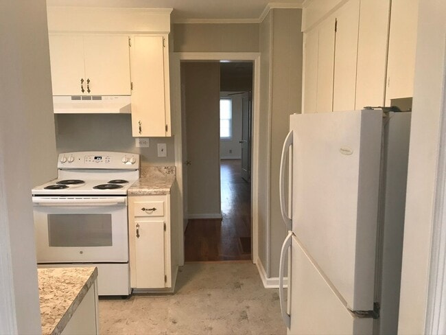 Building Photo - Completely remodeled 3 bedroom  w/ screened porch. Applications accepted at www.treg-rentals.com ...