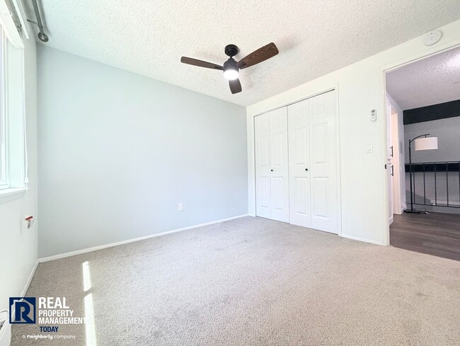 Building Photo - Freshly Updated Gig Harbor Townhome Near the Waterfront!