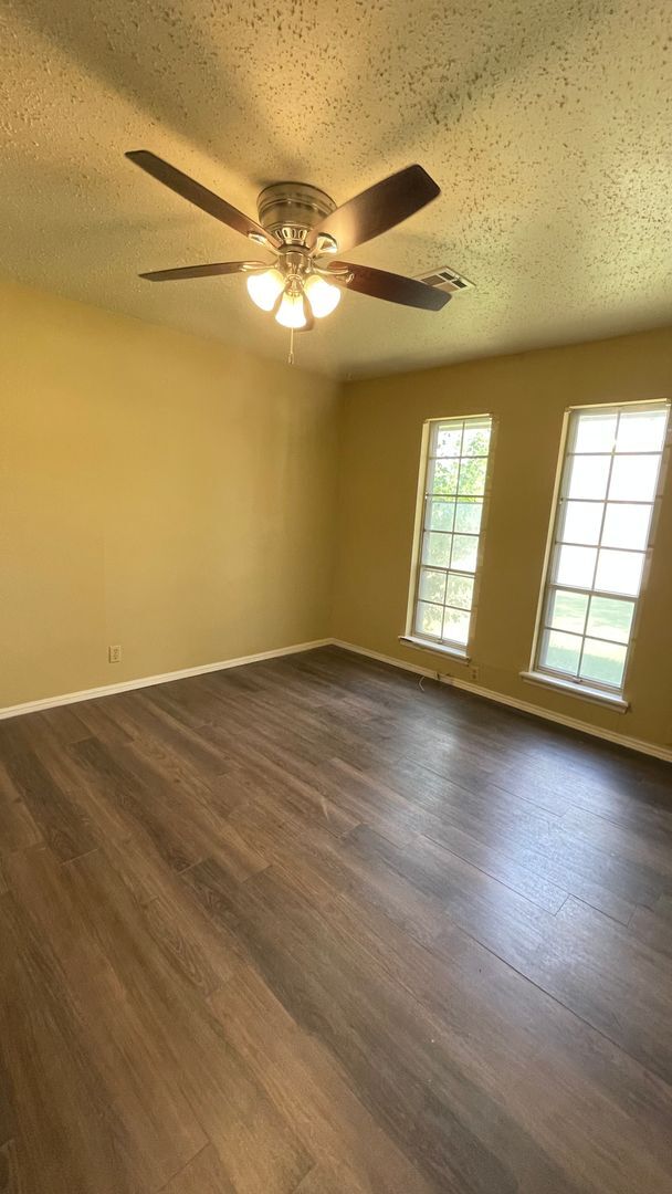 Building Photo - Spacious house with new flooring