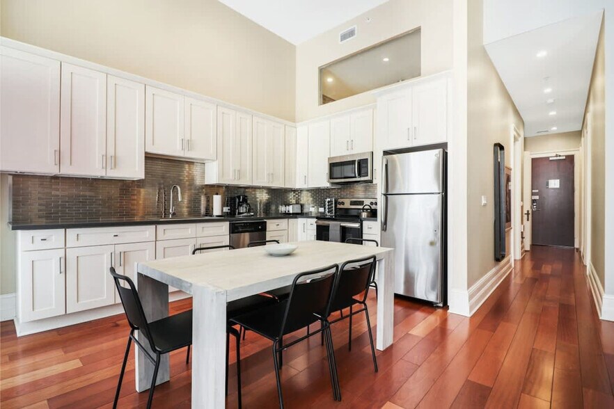 Building Photo - 822 Perdido St