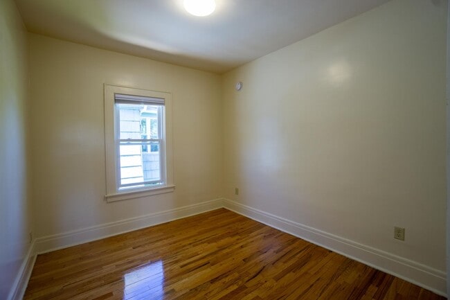 Building Photo - Newly Renovated Bright 2nd Floor Flat - 6/...